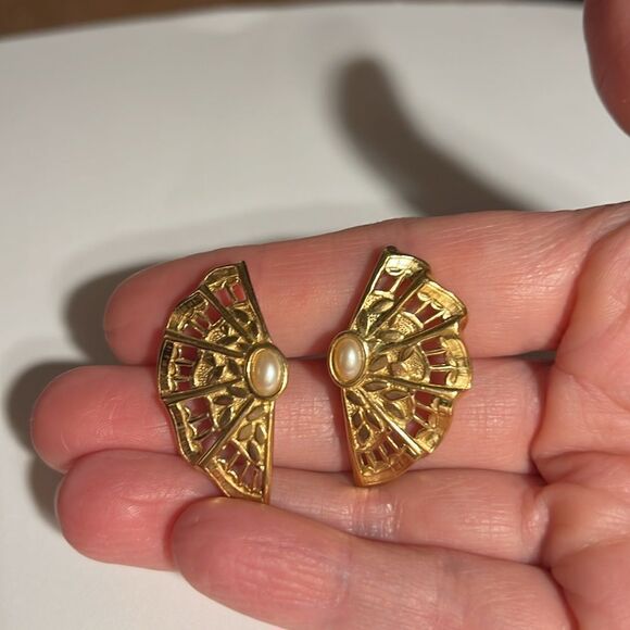 Gold & faux pearl fan pierced earrings. - Picture 3 of 4